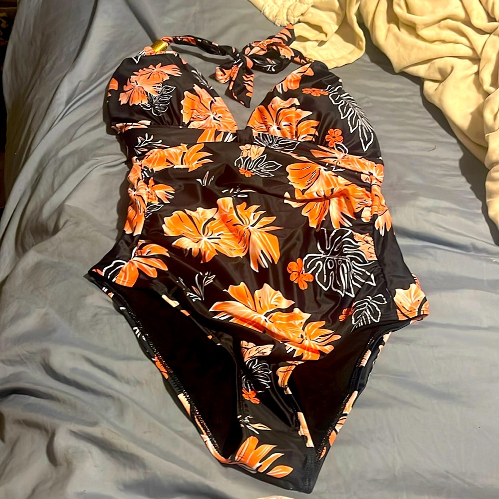 Brand new never worn bathing suit I got it, but it didn’t fit